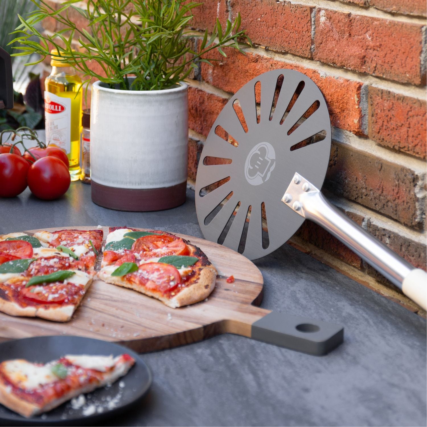 Chef Pomodoro Cast Iron Pizza Pan, Pre-Seasoned Skillet with  Handles, Baking Pan, Round Griddle for Dosa Tawa Roti, Comal for Tortillas,  Baking Stove, Oven, Grill BBQ and Campfire (12-inch): Home 