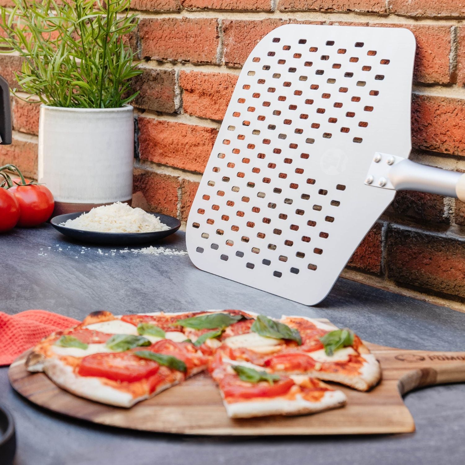arbejdsløshed Hub Slibende Perforated Aluminum Long Extendable Pizza Peel - 49-Inch Handle – Chef  Pomodoro